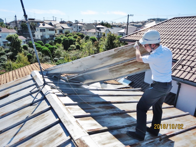 建物台風被害2　トタン屋根剥がれ