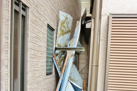 台風建物被害3　隣家に二次被害