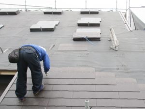 コロニアル屋根を葺いていきます