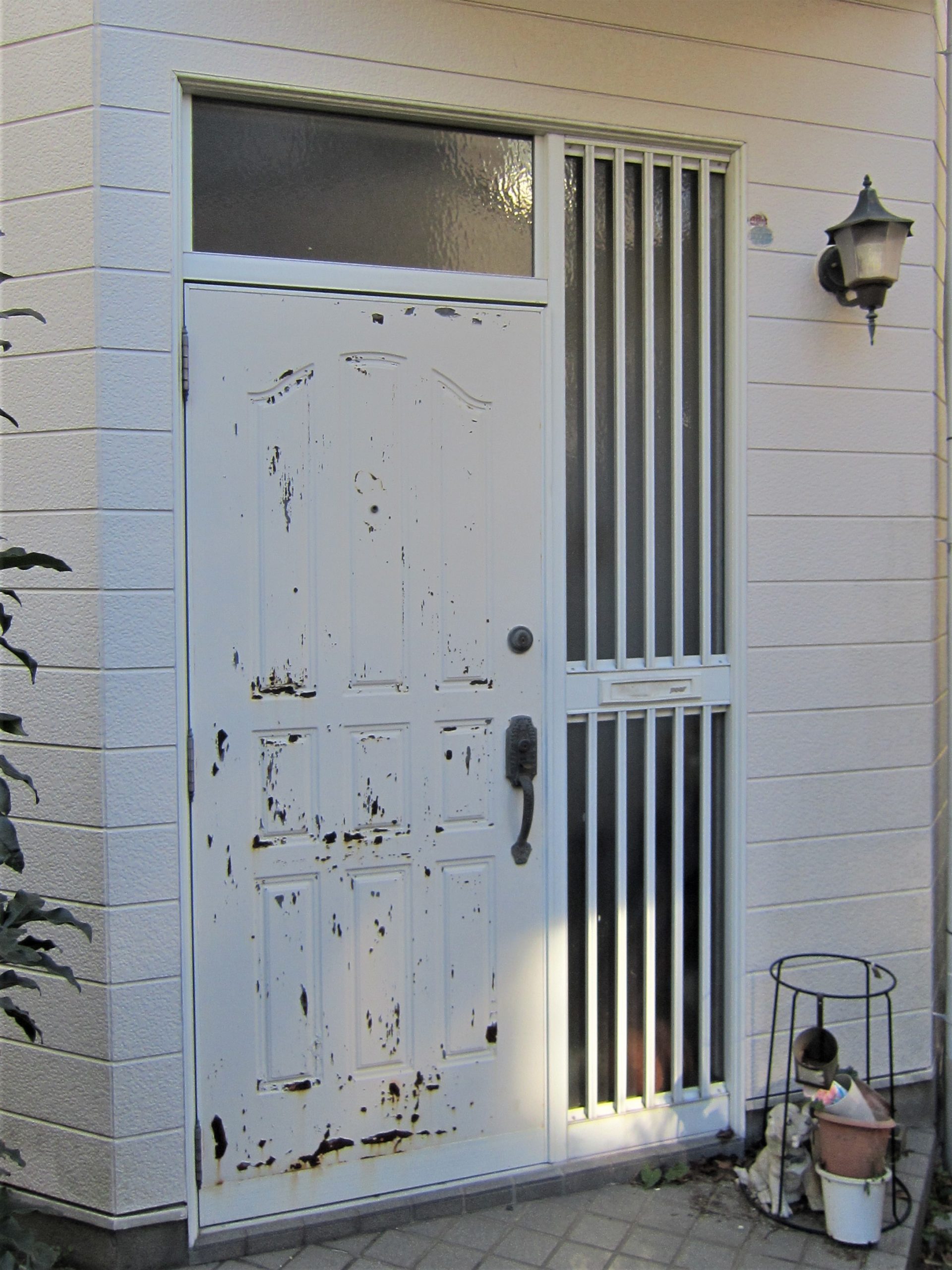 玄関シリーズ5【重厚感のある玄関ドアへ】塩害で劣化した玄関ドアを交換リフォーム♪ YELLHOUSE