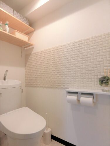 狭いトイレスペースを白を基調に開放的に