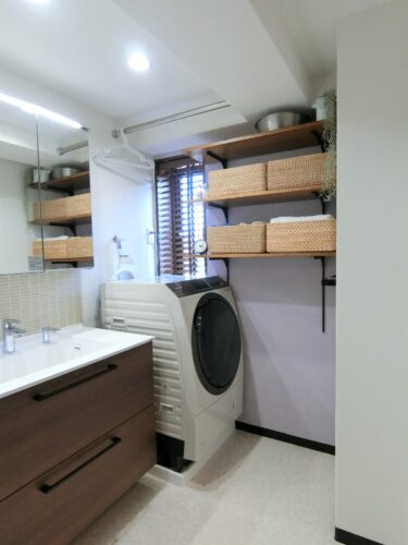 調湿機能のタイルに無垢の木の棚板を設置