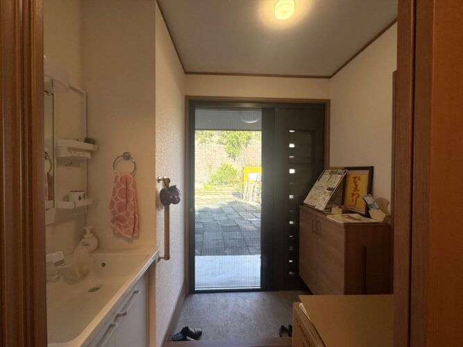 この玄関から子どもたちを送りだす