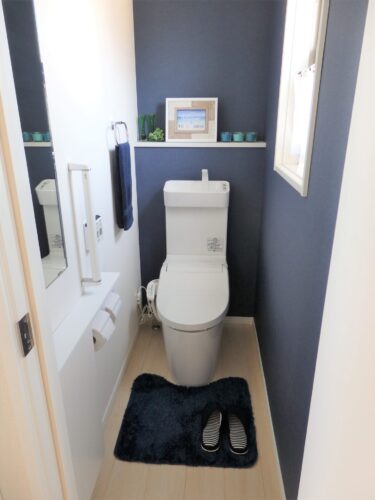 トイレ空間は、キッチンに合わせたダークブルーの壁紙が生える内装で、さわやかな印象になりました。