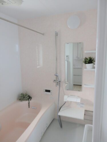 温かみのある優しいピンク色の浴室です。
